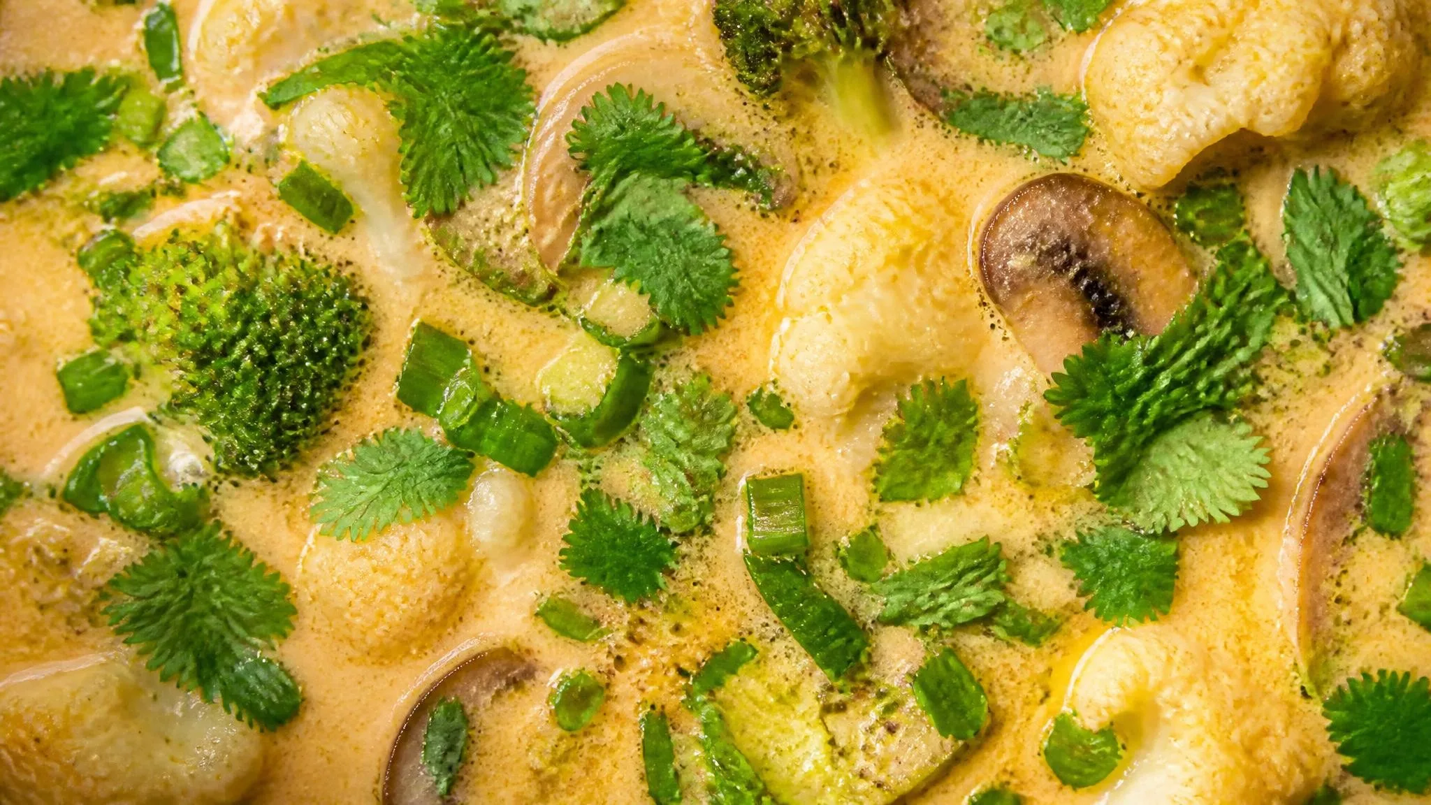 Thai Coconut Cauliflower Soup (Tom Kha)